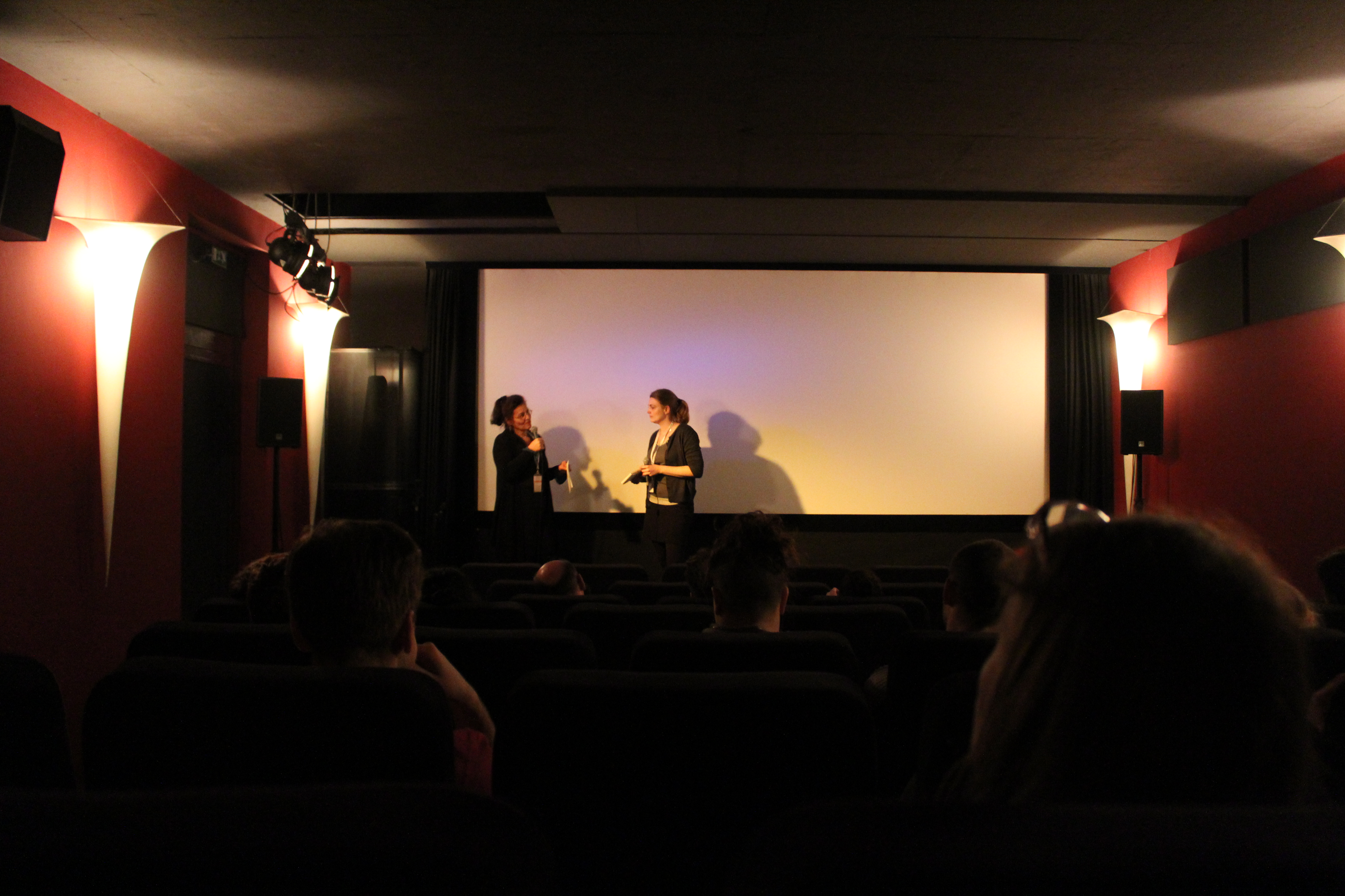 Sixpackfilm-Geschäftsführerin im Gespräch im Saal des Thalia-Kinos