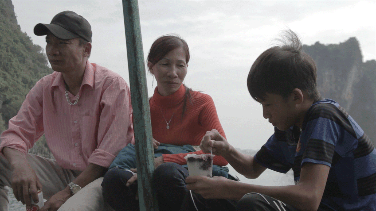 Standbild aus dem Dokumentarfilm "Farewell Halong"